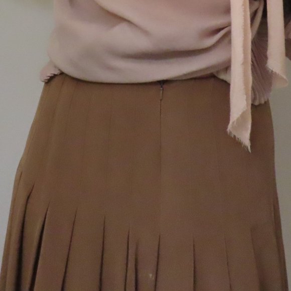 Magaschoni Caramel Fitted/Flared Silk Skirt, size 8. - Picture 7 of 8
